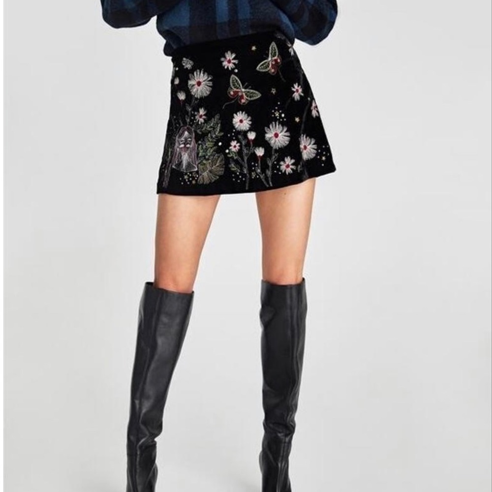 Zara Black Mini Skirt with White and Red Floral Embroidery - Picture 4 of 8